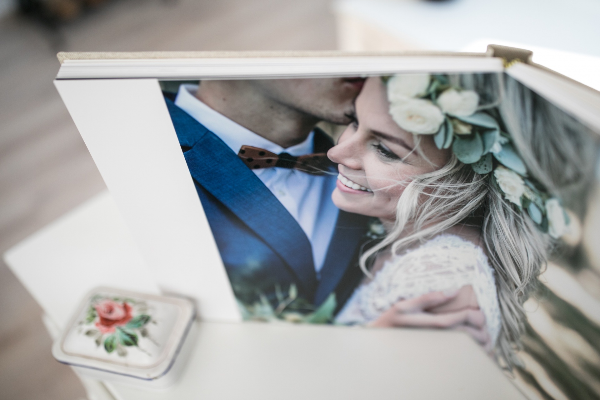 Layflat je druh lepené vazby, který je taktéž nazýván jako „panorama“ či „zapuštěná vazba“. Takováto fotokniha je při otevření v dokonalé rovině, a tedy zcela plochá. Díky tomu neuvidíte žádné spoje.